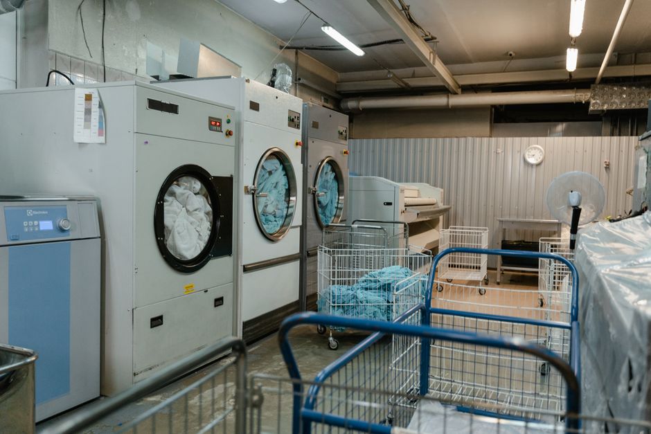 Should a Hotel Outsource Laundry or Run It In-House?
